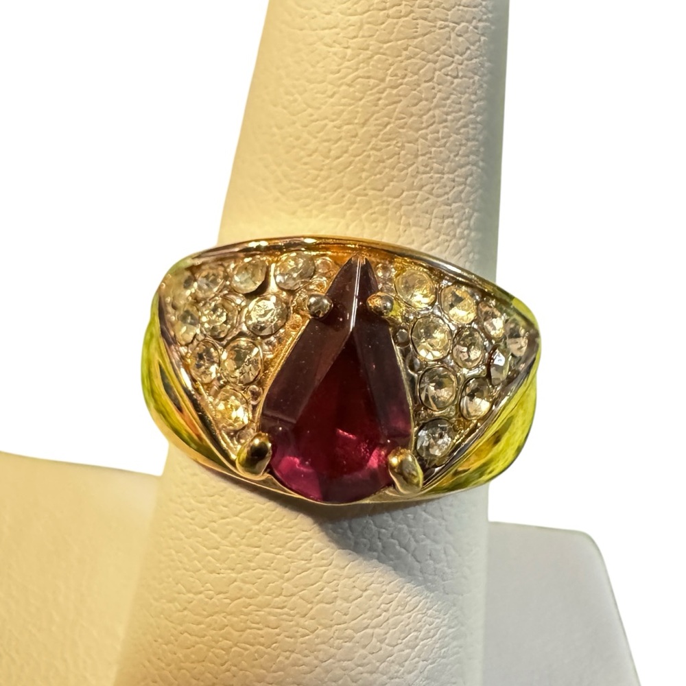 ✨ Vintage Gold-Tone Cocktail Ring w/ Pink Teardrop Stone & Crystal Accents